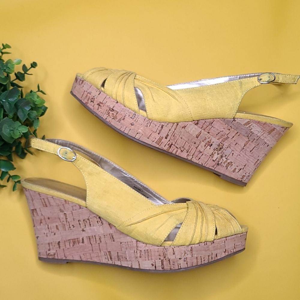 NINE WEST YELLOW SUMMER WEDGE 8.5